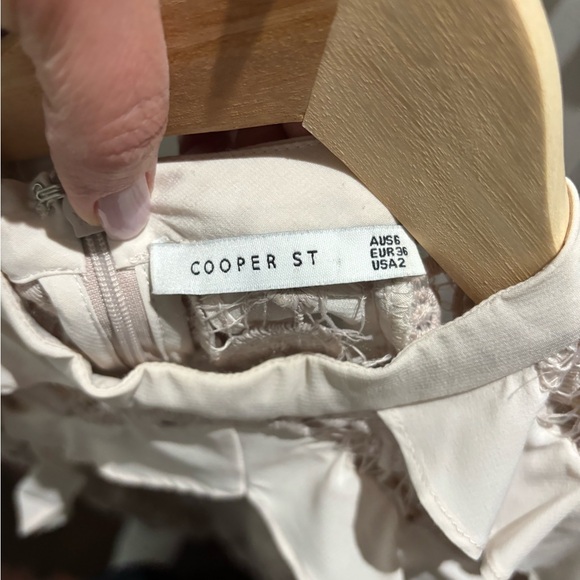 Lace dress open shoulders with sleeves - Picture 2 of 2